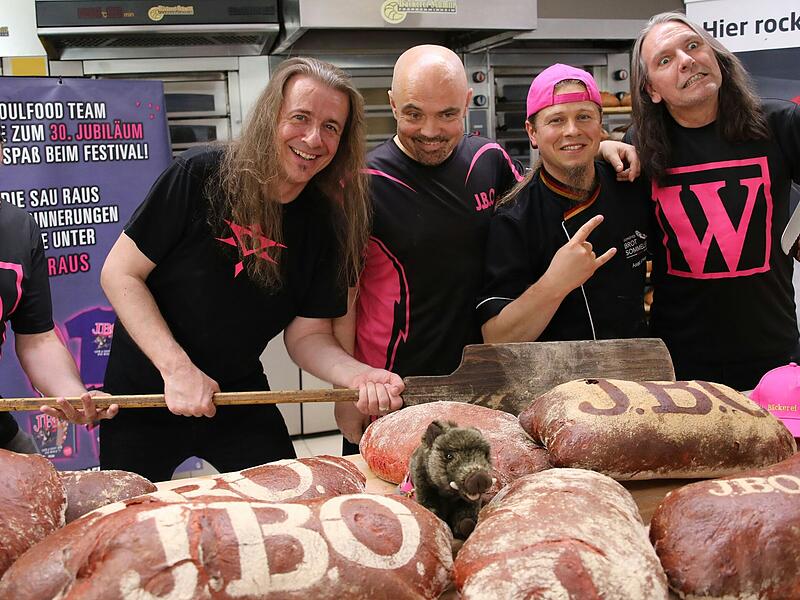 Party-Legenden: Die Erlangener Fun-Metaller J.B.O., hier beim Brotbacken mit dem Frankenwinheimer Bäcker Axel Schmitt.