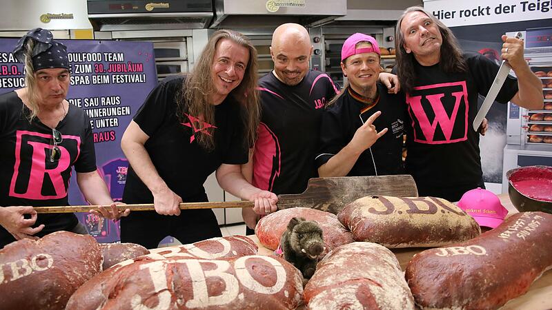 Party-Legenden: Die Erlangener Fun-Metaller J.B.O., hier beim Brotbacken mit dem Frankenwinheimer Bäcker Axel Schmitt.
