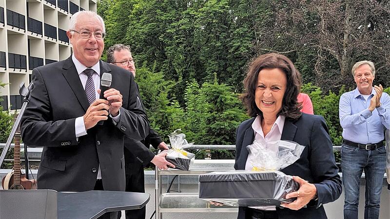 Hoteldirektor Pascal Muller bei der Ehrung aller Mitarbeiter der ersten Stunde, hier Resident Managerin Ute Trabert Hoteldirektor Pascal Muller bei der Ehrung aller Mitarbeiter der ersten Stunde, hier Resident Managerin Ute Trabert