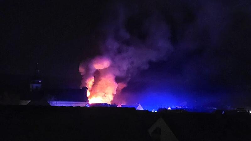 Die Flammen, die am Sonntag, 17. Februar, aus dem Dachstuhl eines Hauses in Gro&szlig;wenkheim schlugen, waren weithin zu sehen.