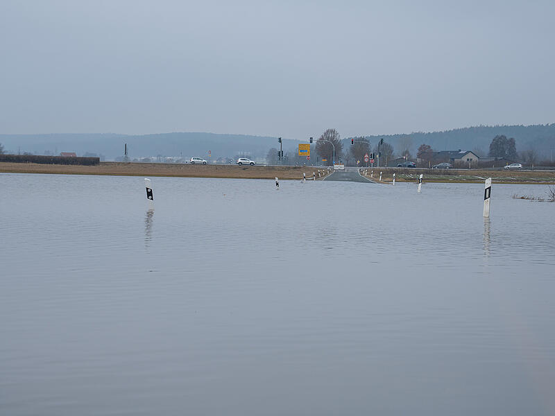 Hochwasseralarm im Aischgrund: Das Wasserwirtschaftsamt N&uuml;rnberg gibt eine Hochwasserwarnung vor Ausuferungen und &Uuml;berschwemmungen in der Stadt Erlangen und im Landkreis Erlangen-H&ouml;chstadt heraus.