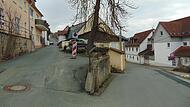 Zur Schmiedgasse (links), wo sich die Zahnarztpraxis befindet, f&uuml;hrt bei der gelben Mauer auch eine Treppe hoch.Forchheim & Fr&auml;nkische Schweiz