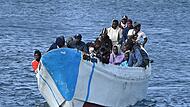 Migranten kommen in einem kleinen Boot im Hafen von La Restinga auf der kanarischen Insel El Hierro an.