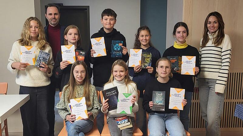 Alle Mitwirkenden des Vorlesewettbewerbs, darunter die Siegerin Antonia Lauter (vorne Mitte), die Lehrkraft Anna Sch&auml;fer (rechts) und Schulleiter Markus Binzenh&ouml;fer (zweiter von links hinten).