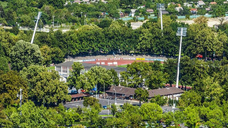 Idyllisch gelegen: Das Sachs-Stadion in Schweinfurt muss bei einem Aufstieg des FC 05 Schweinfurt in die Dritte Liga renoviert werden.
