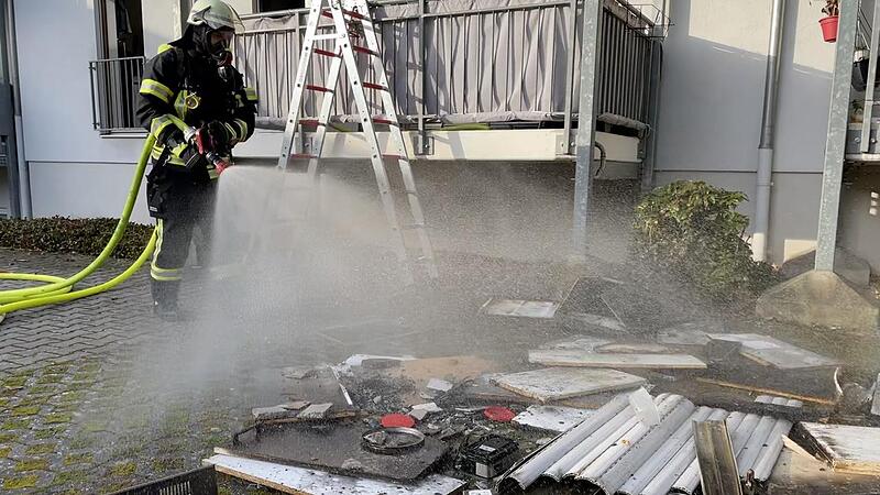 Brandgut wurde ins Freie gebracht, um es dort g&auml;nzlich abzul&ouml;schen.