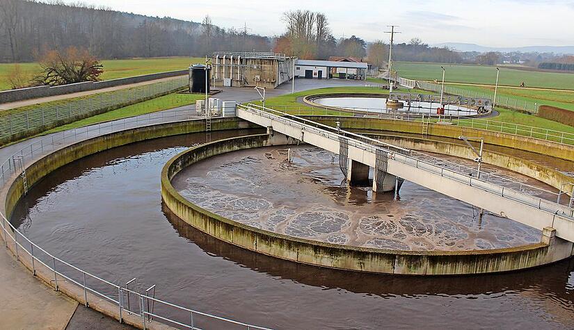 Die Michelauer Verbandskläranlage, wo Klärwärter und Betriebsleiter Daniel Elbe sowie Klärwärter Michael Jander eine kleine fachgerechte, eindrucksvolle Führung für den Pressevertreter machten.