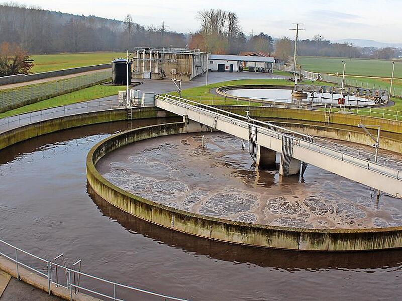 Die Michelauer Verbandskl&auml;ranlage, wo Kl&auml;rw&auml;rter und Betriebsleiter Daniel Elbe sowie Kl&auml;rw&auml;rter Michael Jander eine kleine fachgerechte, eindrucksvolle F&uuml;hrung f&uuml;r den Pressevertreter machten.