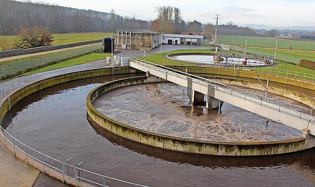 Die Michelauer Verbandskläranlage, wo Klärwärter und Betriebsleiter Daniel Elbe sowie Klärwärter Michael Jander eine kleine fachgerechte, eindrucksvolle Führung für den Pressevertreter machten. Die Michelauer Verbandskläranlage, wo Klärwärter und Betriebsleiter Daniel Elbe sowie Klärwärter Michael Jander eine kleine fachgerechte, eindrucksvolle Führung für den Pressevertreter machten.