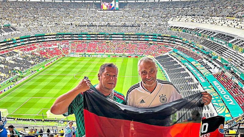 Die Kulmbacher Michael Harttig (links) und Dieter Fick (rechts) hatten Karten f&uuml;r das WM-Spiel Usbekistan gegen Kolumbien im Azteken-Stadion ergattert &ndash; und zeigten dabei Flagge f&uuml;r Deutschland.privat