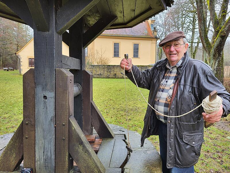 Der Brunnen an der Talkirche Münnerstadt führt ungewöhnlich viel Wasser.
