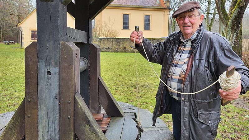 Der Brunnen an der Talkirche M&uuml;nnerstadt f&uuml;hrt ungew&ouml;hnlich viel Wasser.