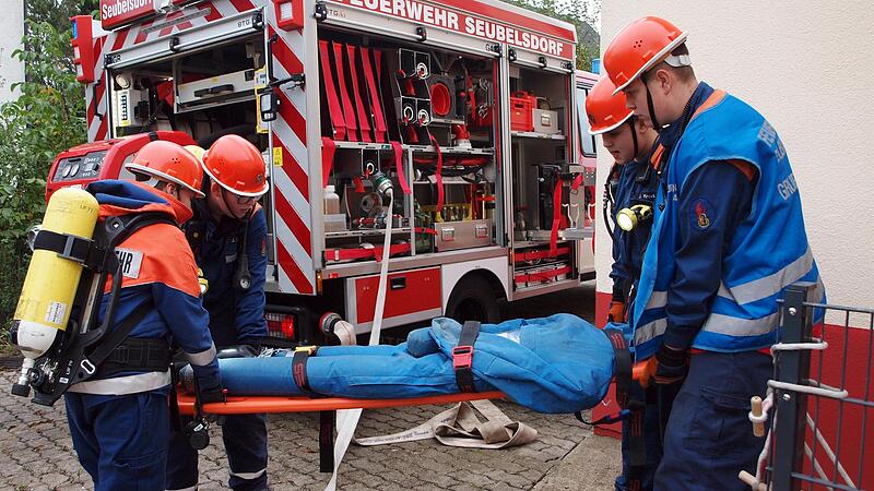 Beim Übungswochenende der Seubelsdorfer Jugendfeuerwehr befreien hier vier Jugendliche unter Atemschutz eine Person in Form einer Puppe aus einem verrauchten Keller.