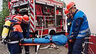 Beim Übungswochenende der Seubelsdorfer Jugendfeuerwehr befreien hier vier Jugendliche unter Atemschutz eine Person in Form einer Puppe aus einem verrauchten Keller.
