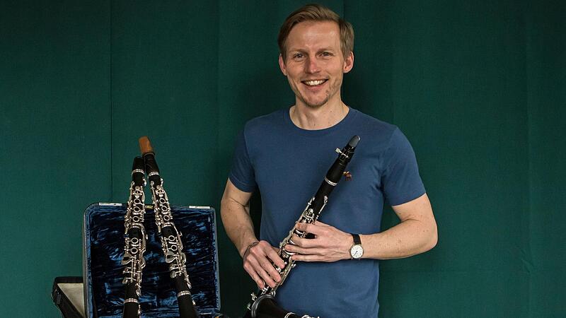 Musiker mit Instrumenten-Familie: Philipp Grzondziel, Klarinettist im Philharmonischen Orchester Coburg mit (von links) D-,Es-,A- und B-Klarinette.