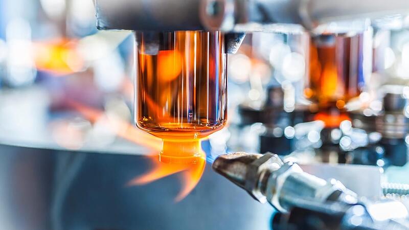 Eine Flsche im Formprozess. Nachdem sie erhitzt wurde, ist sie formbar wie Knete.