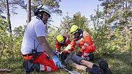In unwegsamem Gelände mussten die Rettungskräfte bei der Großübung unweit von Hammelburg die mutmaßlich Verwundeten suchen und versorgen.