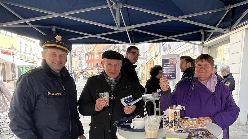 Enkeltrick Polizei Coburg Bürger und Polizisten beim Infostand
