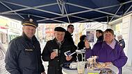 Bürger und Polizisten beim Infostand