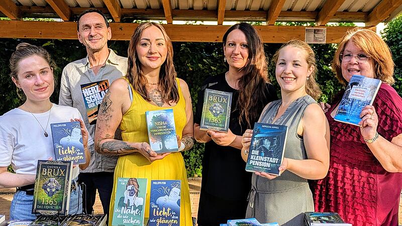 Sie waren bei der „Langen Lesenacht“ dabei: (von links) Phillippa Penn (Sulzthal), Matthias Soeder (Bad Kissingen), Josie Pinkman (Bad Kissingen), Gwenola Brux (Würzburg), Natascha Kippes (Hammelburg) und als "Special Guest" Liz Horn (Darmstadt). Sie waren bei der „Langen Lesenacht“ dabei: (von links) Phillippa Penn (Sulzthal), Matthias Soeder (Bad Kissingen), Josie Pinkman (Bad Kissingen), Gwenola Brux (Würzburg), Natascha Kippes (Hammelburg) und als "Special Guest" Liz Horn (Darmstadt).