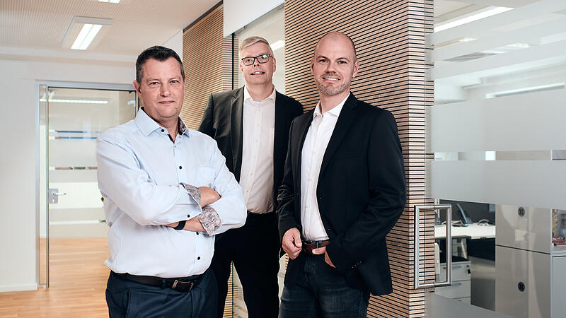 Ralf Gladis (von links) hat Computop einst gegründet, nun übergibt er an Stephan Kück und Thomas Egglseder im Computop Headquarter in Bamberg.