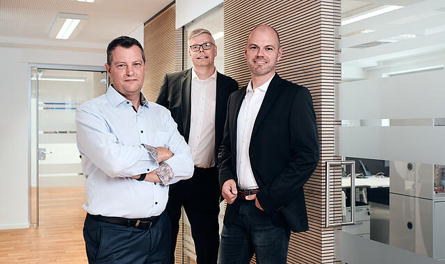 Ralf Gladis (von links) hat Computop einst gegründet, nun übergibt er an Stephan Kück und Thomas Egglseder im Computop Headquarter in Bamberg.