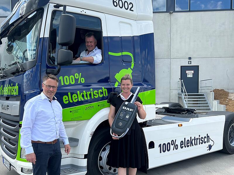 Die E-Pioniere von Strullendorf: Pflaum Logistik testet erste Elektro-Lkws von DAF. Die E-Pioniere von Strullendorf: Pflaum Logistik testet erste Elektro-Lkws von DAF. Die Geschäftsleitung will bei der Verkehrswende vorne dabei sein, v.l. Matthias Schellenberger, Norbert Fehn und Ruth Pflaum.