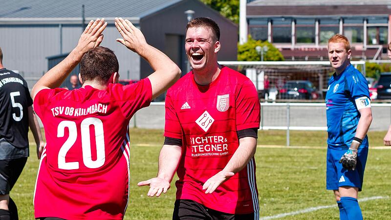 Marcel Garzke (rechts) vom TSV 08 Kulmbach jubelt &uuml;ber sein Tor und klatscht sich mit Alexander Sch&uuml;tz ab.