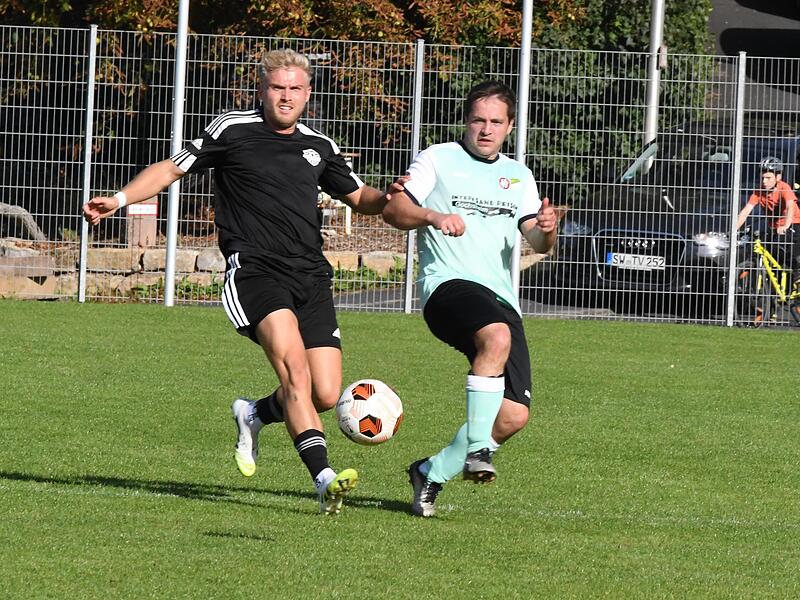 Joachim Hofmann (links) von der SG Oerlenbach/Ebenhausen war meistens einen Schritt schneller als sein Gegenspieler und steuerte drei Tore beim klaren 5:1-Auswärtserfolg bei der SG Sulzthal/Ramsthal bei.
