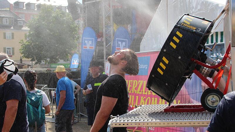 Toller Einsatz der Feuerwehr Coburg: Sie verspr&uuml;hte auf dem Schlossplatz Wassernebel. Dieses Angebot wurde von vielen sehr dankend angenommen.