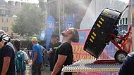 Toller Einsatz der Feuerwehr Coburg: Sie versprühte auf dem Schlossplatz Wassernebel. Dieses Angebot wurde von vielen sehr dankend angenommen.