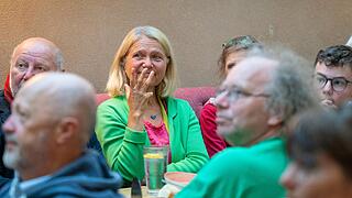 Die Feierstimmung bei den Grünen erhält im Laufe des Abends einen Dämpfer. Auch Ursula Sowa muss Verluste hinnehmen.