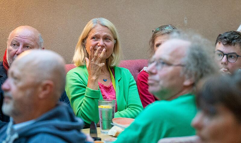 Die Feierstimmung bei den Gr&uuml;nen erh&auml;lt im Laufe des Abends einen D&auml;mpfer. Auch Ursula Sowa muss Verluste hinnehmen.