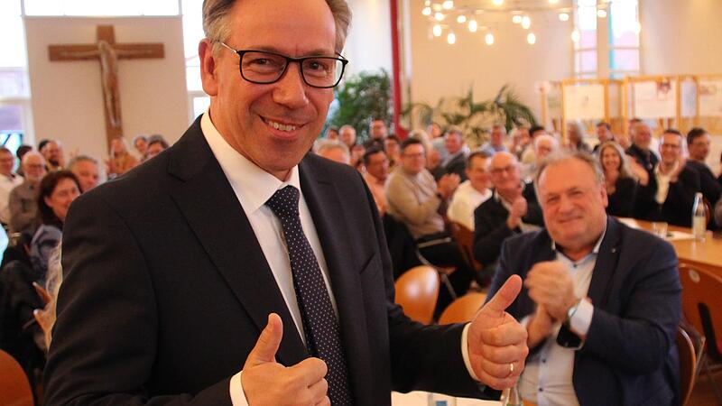 Landrat Alexander Tritthart freute sich m&auml;chtig &uuml;ber das einstimmige Votum der 93 Delegierten. Die CSU schickt ihn ins Rennen um eine dritte Amtszeit.