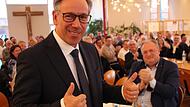 Landrat Alexander Tritthart freute sich mächtig über das einstimmige Votum der 93 Delegierten. Die CSU schickt ihn ins Rennen um eine dritte Amtszeit.
