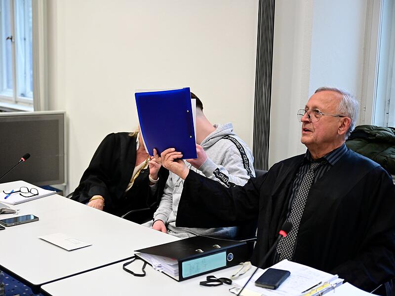 Rechtsanw&auml;ltin Gabriele Lehnert aus Hofheim im Taunus spricht mit ihrem Mandanten; daneben Rechtsanwalt Franz Xaver Wittel aus M&uuml;nchen