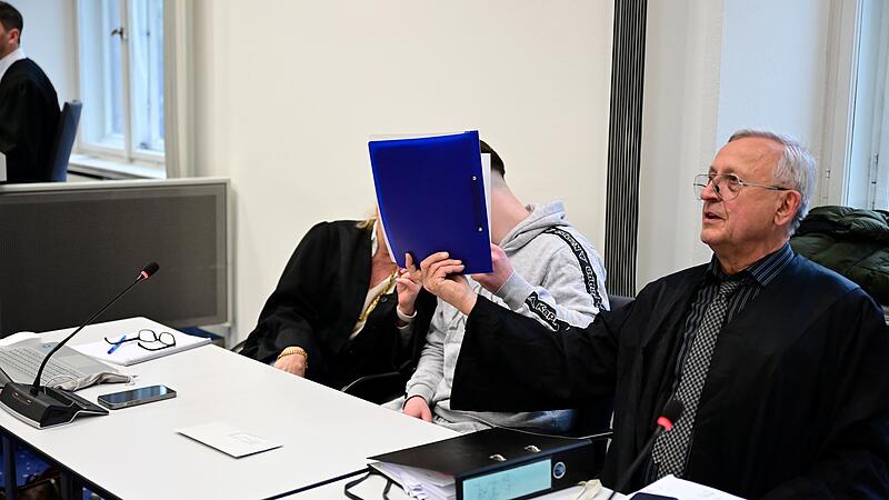 Rechtsanw&auml;ltin Gabriele Lehnert aus Hofheim im Taunus spricht mit ihrem Mandanten; daneben Rechtsanwalt Franz Xaver Wittel aus M&uuml;nchen