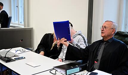 Rechtsanw&auml;ltin Gabriele Lehnert aus Hofheim im Taunus spricht mit ihrem Mandanten; daneben Rechtsanwalt Franz Xaver Wittel aus M&uuml;nchen