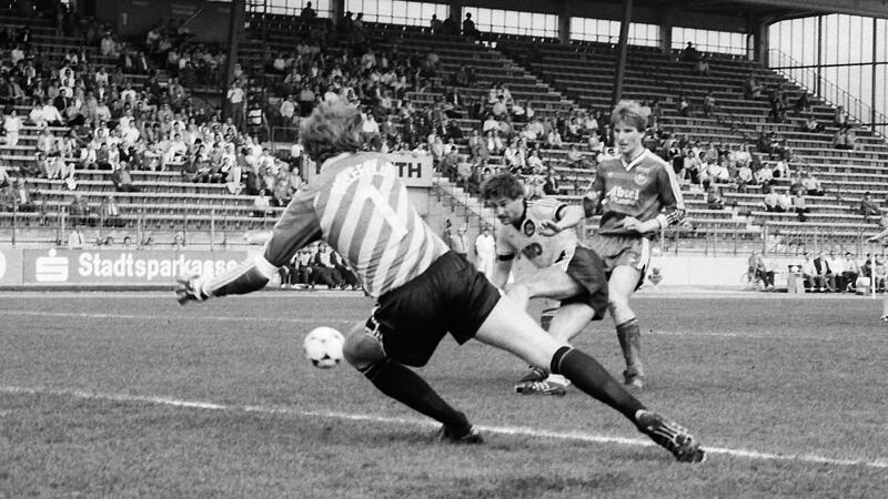 Zw&ouml;lf Jahre lang spielte die SpVgg Bayreuth in der 2. Bundesliga. In der Saison 1985/86 w&auml;re sie sportlich abgestiegen, profitierte aber vom Lizenzentzug f&uuml;r Rot-Wei&szlig; Oberhausen. Die Saison markiert mit durchschnittlich 2003 Zuschauern auch den Ti...