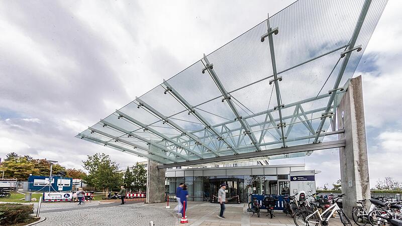 Der Eingang zum Zentrum f&uuml;r Operative Medizin des W&uuml;rzburger Uniklinikums