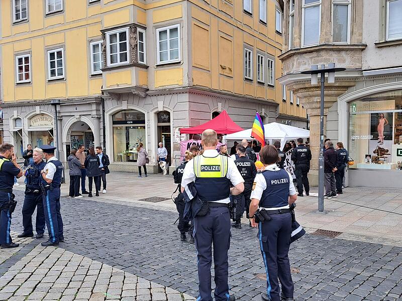 Erste Demo beim PfingstkongressErste Demo beim Pfingstkongress Erste Demo beim Pfingstkongress