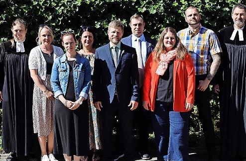 Silberne Konfirmation (1999 und 2000): (v.l.) Pfarrerin Sonja von Aschen, Carolin Pfeil, geb. Lehmann, Johanna Ernst, geb. Deininger, Judith Brehm, Frank Kettler, Manuel Fischer, Elisabeth Blechschmidt, Johannes Blechschmidt und Pfarrer Jürgen Ble...