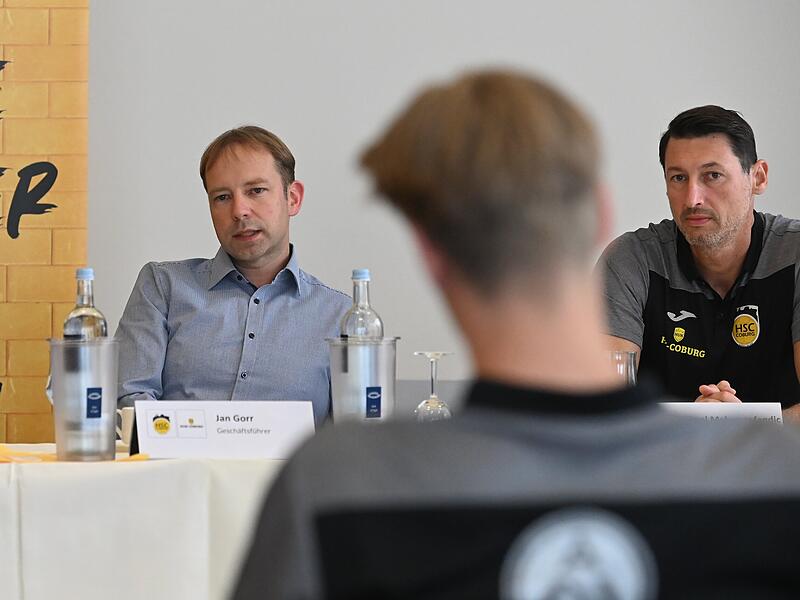 Der Handball-Zweitligist HSC 2000 Coburg reagiert auf die sportliche Talfahrt und trennt sich von Trainer Anel Mahmutefendic (rechts). Der Handball-Zweitligist HSC 2000 Coburg reagiert auf die sportliche Talfahrt und trennt sich von Trainer Anel Mahmutefendic (rechts). Jan Gorr (links) übernimmt.