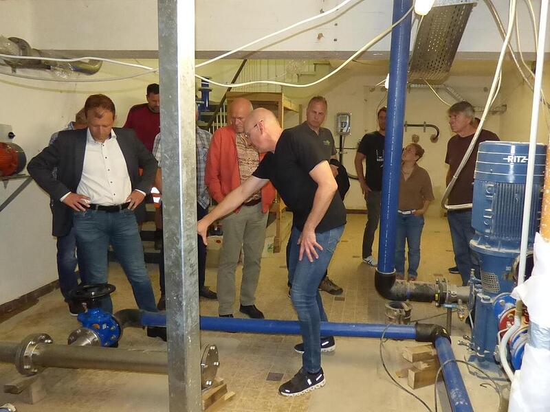 Alexander Dürrschmidt (Mitte) erklärte im Sommer den Räten beim Ortstermin  im  Wasserwerk in Streitberg die Funktionsteile der neuen Anlage. Hier soll nun auch noch eine UV-Anlag eingebaut werden.