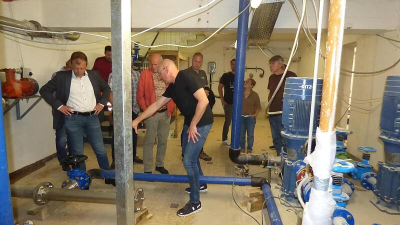 Alexander Dürrschmidt (Mitte) erklärte im Sommer den Räten beim Ortstermin  im  Wasserwerk in Streitberg die Funktionsteile der neuen Anlage. Hier soll nun auch noch eine UV-Anlag eingebaut werden.