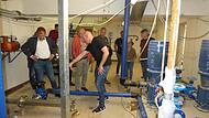 Alexander Dürrschmidt (Mitte) erklärte im Sommer den Räten beim Ortstermin  im  Wasserwerk in Streitberg die Funktionsteile der neuen Anlage. Hier soll nun auch noch eine UV-Anlag eingebaut werden.