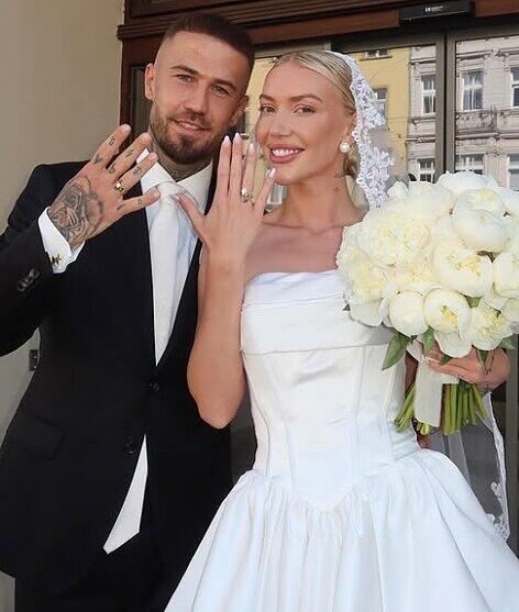 Mit "Mr&Mrs Dorsch" betitelte Niklas Dorsch sein Hochzeitsbild. Am 26. Mai heiratete er seine Freundin Alexandra. Mit "Mr&Mrs Dorsch" betitelte Niklas Dorsch sein Hochzeitsbild. Am 26. Mai heiratete er seine Freundin Alexandra.