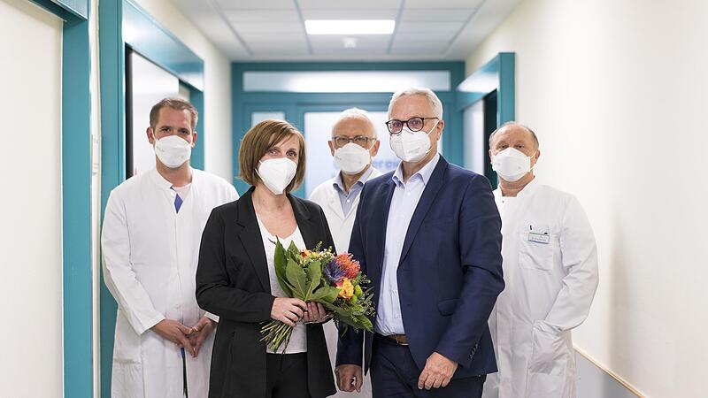 Begr&uuml;&szlig;ung der neuen Chef&auml;rztin Gabriiella Slugotska, die ab April 2022 in Ebern t&auml;tig sein wird, durch Vorstand Wilfried Neubauer. Hinten v.l.n.r.: &Auml;rztlicher Direktor Dr. med. Stefan Hochreuther, bisheriger Chefarzt Ants Lohmus, Oberarzt Andreas Engelhardt