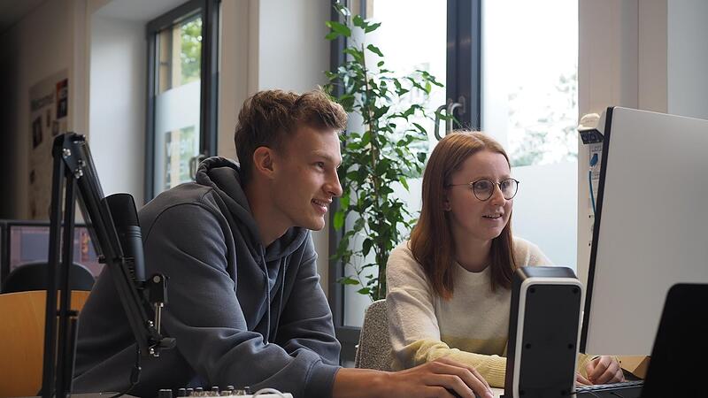 Schüler Matteo Dohnalek und Franziska Ruppert, die ihren Bundesfreiwilligendienst am Arnold-Gymnasium und bei nectv absolviert, arbeiten gemeinsam am neuen Smart-Media-Desk. Schüler Matteo Dohnalek und Franziska Ruppert, die ihren Bundesfreiwilligendienst am Arnold-Gymnasium und bei nectv absolviert, arbeiten gemeinsam am neuen Smart-Media-Desk.