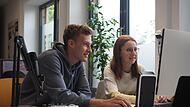 Schüler Matteo Dohnalek und Franziska Ruppert, die ihren Bundesfreiwilligendienst am Arnold-Gymnasium und bei nectv absolviert, arbeiten gemeinsam am neuen Smart-Media-Desk.